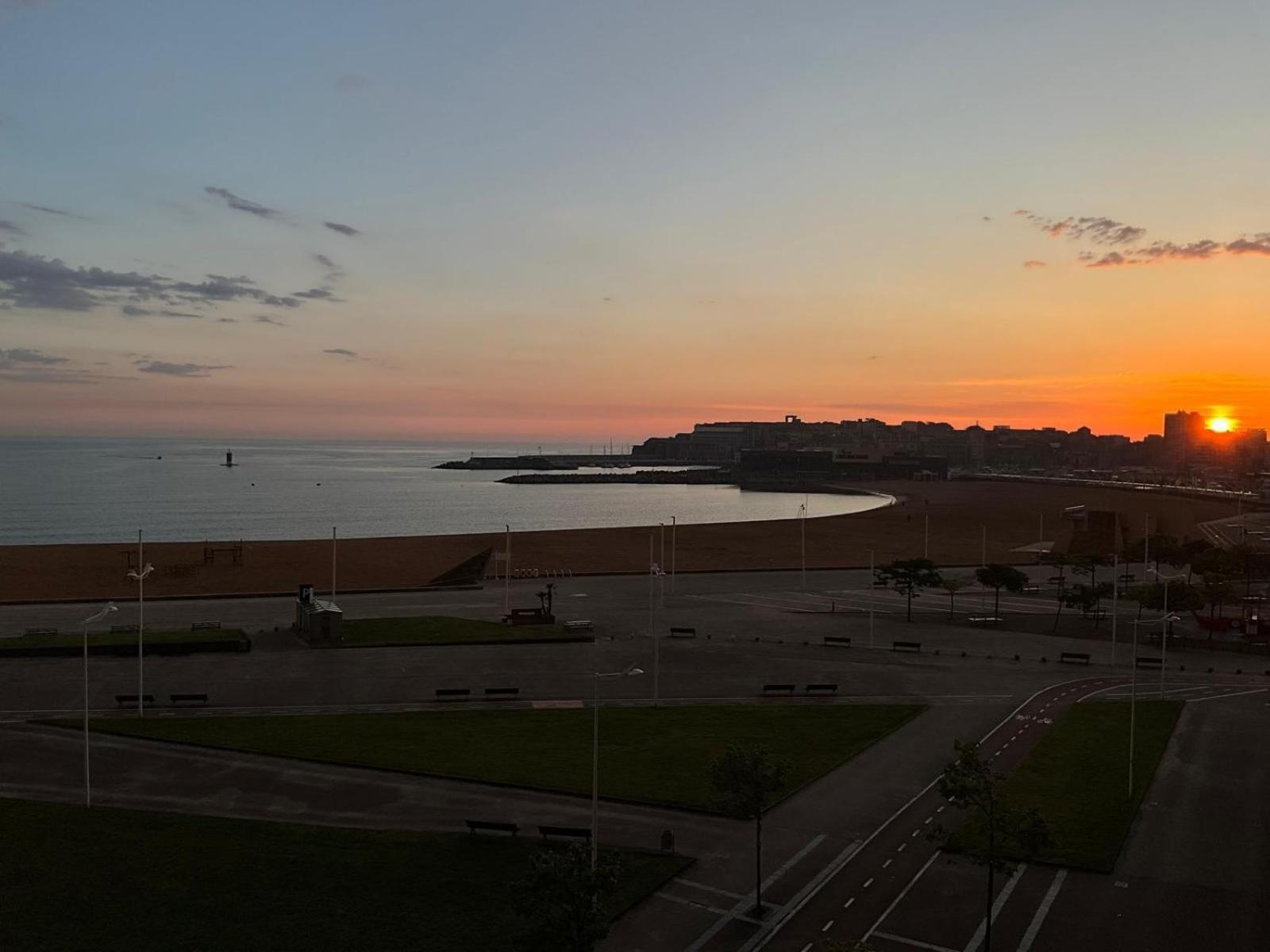 El Atico De La Playa Parking Gratis Apartment Gijon Luaran gambar